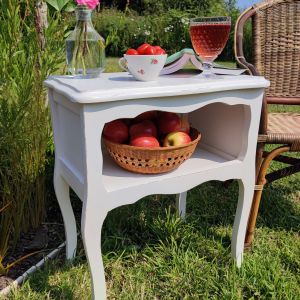 Tout comme son cousin "Arthur 1er", Charles est une petite table de chevet qui peut être convertie en bout de canapé ou en console d'entrée. A vous d'inventer son utilisation dans votre intérieur. Le bois d'origine à totalement disparu sous une belle laque blanche patinée. Charles a été entièrement décapé et traité pour plus de sureté.Tout comme son cousin "Arthur 1er", Charles est une petite table de chevet qui peut être convertie en bout de canapé ou en console d'entrée. A vous d'inventer son utilisation dans votre intérieur. Le bois d'origine à totalement disparu sous une belle laque blanche patinée. Charles a été entièrement décapé et traité pour plus de sureté.