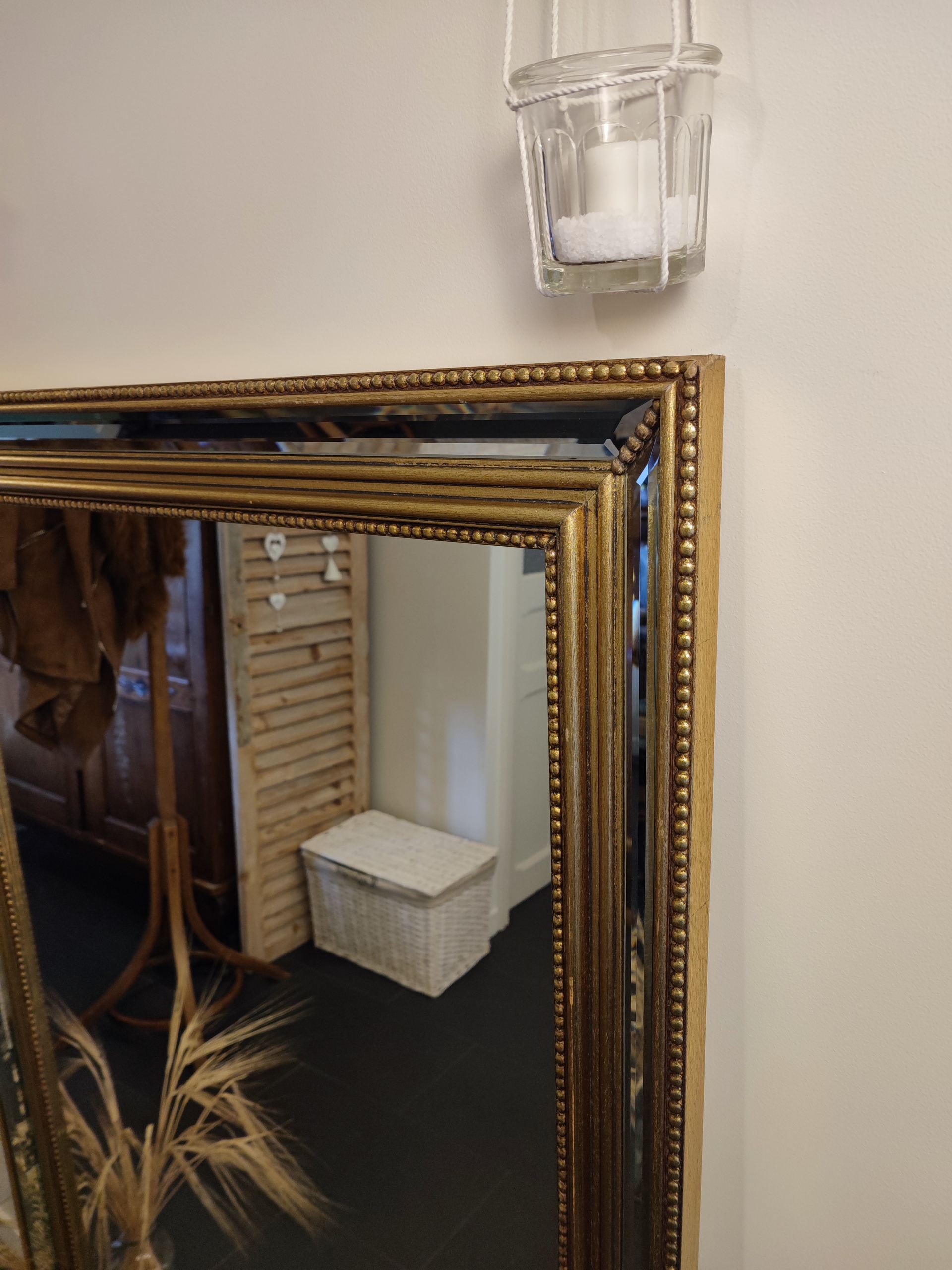 Ancien miroir de cheminée dont il ne restait plus que le cadre, "Jade" est devenu un beau miroir en pied. Son cadre doré patiné et sa petite bande de miroir au centre des dorures lui confèrent un look peu commun.