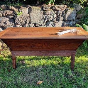 "Gilles" est un ancien pétrin de boulanger en noyer massif datant du début du XXème siècle. Avec ses dimensions généreuses il peut aisément être converti en table de salle à manger pour 6 à 8 convives. Mais il trouvera également sa place contre un mur en guise de desserte dans une demeure de maitre. On peut admirer les jolis détails d'assemblage en queues d'aronde à chaque extrémité. Gilles présentait des traces de vrillettes alors il a subit un lessivage suivi d'un traitement antifongique. Bouquet de blé.