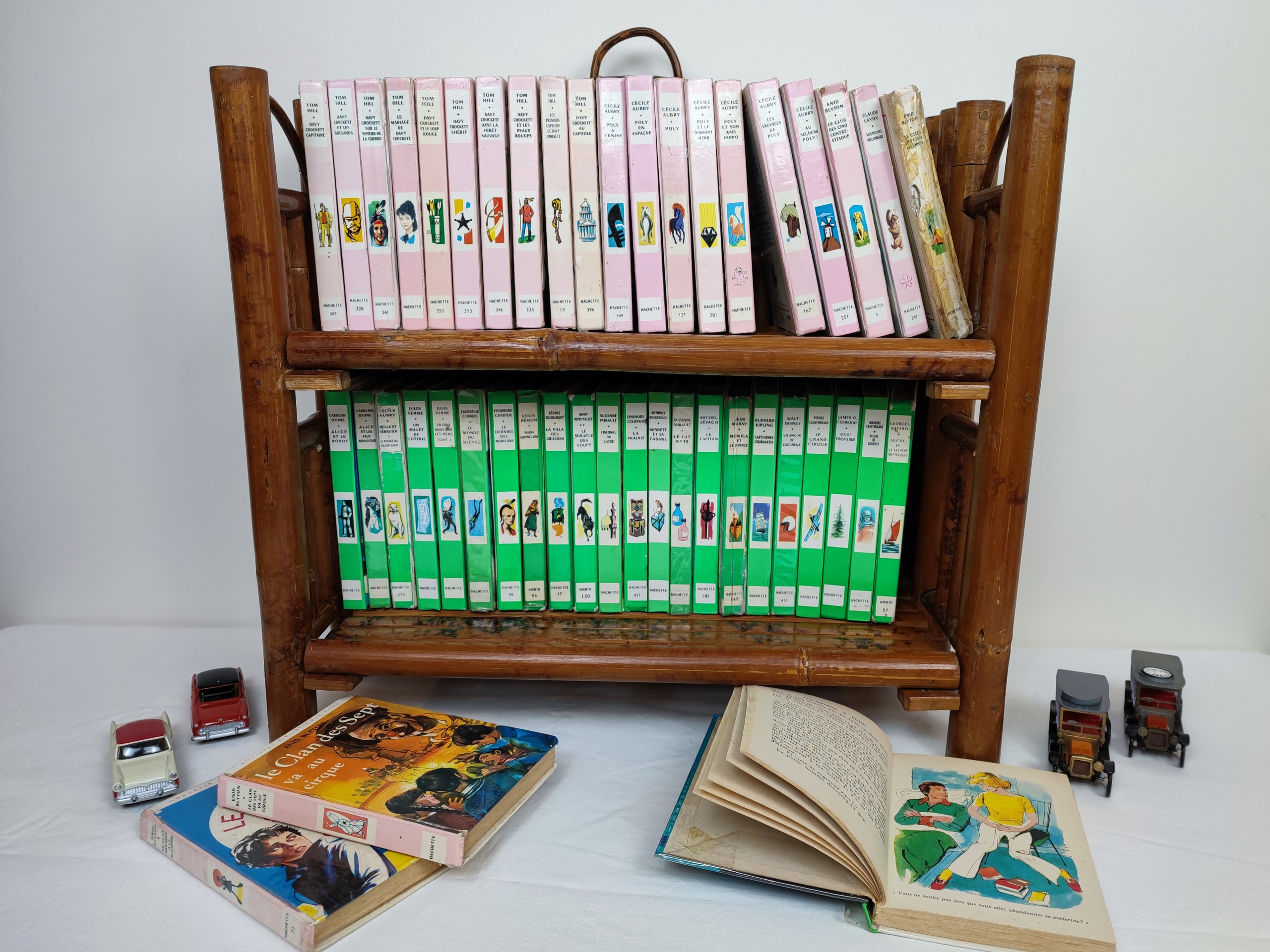 Etagère en bambou pliante caractéristique des années 70. Petit format, mais grande beauté. Bibliothèque au charme intemporel idéale pour une chambre d'enfant. Livre de poche, bibliothèque rose, bibliothèque verte.