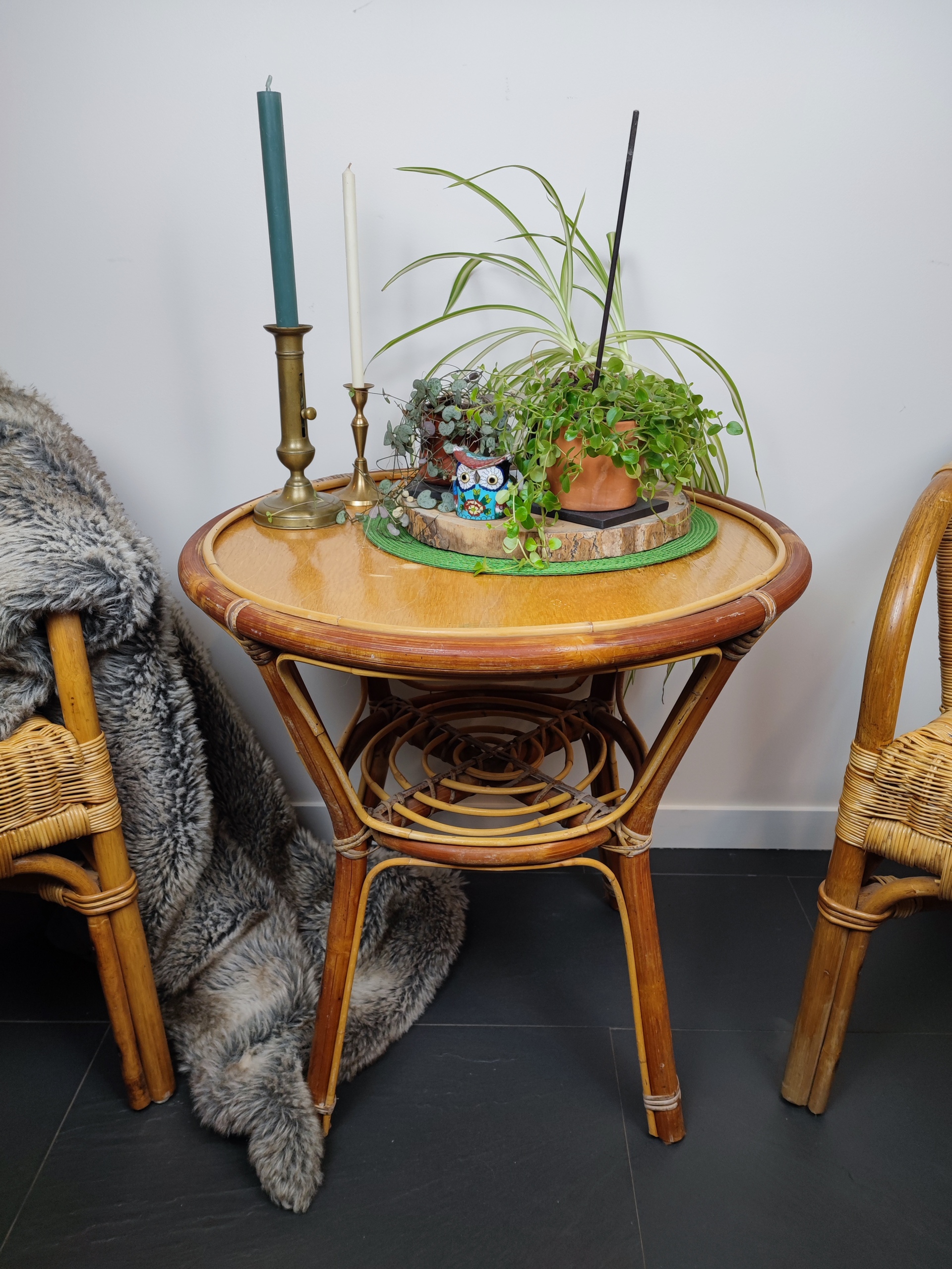 Guéridon ou table basse ronde en bambou et rotin verni avec plateau en contreplaqué et tablette intermédiaire ajouré. Fauteuils an rotin assortis.