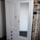 Cette belle armoire anglaise "Dominique" a retrouvé une nouvelle jeunesse avec cette belle peinture gris lunaire à la finition velours. Application de la peinture en 2 couches sur un apprêts anti tanin afin de conserver une unité dans le coloris. Les clients sont ravis.