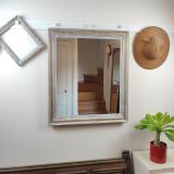 Miroir à cadre ancien mouluré  "Adeline" à la finition doré et patiné de blanc. Simple et élégant à la fois, il prendra sa place dans tous les styles d'intérieur.