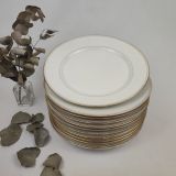 Ensemble de 12 assiettes plates en porcelaine Blin-A. Filet doré épais souligné d'un plus fin sur le bord de l'assiette et 1 filet fin en pourtour du centre. Possibilité de compléter cet ensemble avec les assiettes à dessert, l'assiette creuse et le plat ovale "LIMOGES - PORCELAINE LAFARGE" du même modèle également disponibles.