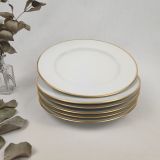 Ensemble de 6 assiettes à dessert en porcelaine de Limoges "Lafarge" blanches et décorées d'un filet doré épais en pourtour de l'assiette. Possibilité de les compléter avec les assiettes plates du même modèle également disponibles.