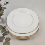 Ensemble de 6 assiettes plates en porcelaine de Limoges "Lafarge" blanches et décorées d'un filet doré épais en pourtour de l'assiette. Possibilité de les compléter avec les assiettes à dessert du même modèle également disponibles.