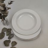 Ensemble de 3 assiettes creuses en porcelaine, sans marque, décorées d'un filet doré fin sur le bord de l'assiette et d'un autre en pourtour du centre.