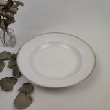 Assiette creuse en porcelaine, assortie au modèle Blin-A. Filet doré épais souligné d'un plus fin sur le bord de l'assiette et 1 filet fin en pourtour du centre. Possibilité de la compléter avec les assiettes plates, les assiettes à dessert et le plat ovale "LIMOGES - PORCELAINE LAFARGE" du même modèle également disponibles.