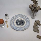 Assiette parlante "Jean Lapincheux" des poteries J.Vieillard de Bordeaux en porcelaine opaque dont la date de fabrication est antérieure à 1895. Motifs bleus en pourtour de l'assiette et une scène de vie en noir et blanc en son centre avec la phrase : Le mariage de Jean Lapincheux - Pour ça ! Bé sur, qu'cest l'plus beau jour d'la vie! Pour une jolie assiette de présentation de petits gâteaux.