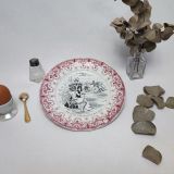 Assiette parlante "Sports IIII" de chez St Amand & Hamage en faïence, datant du début du XXéme siécle. Motifs fleuris roses en pourtour de l'assiette et scène de vie en noir et blanc au centre avec le texte : Aujourd'hui, il faut être poussé pour arriver. Adorable pour une assiette de présentation avec de jolis macarons, elle peut tout aussi bien trôner fièrement sur votre mur. En très bon état général, malgré tout elle présente une brèche à l'arrière mais invisible de face.