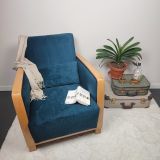 Édouard est un fauteuil de style Art déco datant des années 1920, au design épuré. Son allure sobre et élégante cache un mécanisme aussi rare que précieux : un système de basculement qui permet une mise en position relaxe, quasi allongée. Confortable, singulier, profondément élégant, Édouard est un fauteuil pensé pour durer et pour surprendre. Sa restauration a été réalisée entièrement à la main. La structure en hêtre massif a été démontée pièce par pièce, poncée minutieusement, puis nourrie à la cire naturelle pour révéler la beauté du bois. La garniture, refaite selon les techniques traditionnelles, a été recouverte d’un velours bleu-canard intense, à la fois profond et lumineux. Chaque finition est le fruit d’un travail patient et exigeant : les coutures, invisibles, sont réalisées à la main, dans le respect du fauteuil et de son époque. Édouard est une pièce unique, née d’un regard attentif sur l’objet, et d’un savoir-faire artisanal au service de la matière. Il offre un confort haut de gamme, un style affirmé et une vraie personnalité. Un fauteuil qu’on n’achète pas par hasard et qu’on ne retrouve nulle part ailleurs. Si vous souhaitez découvrir l’envers du décor, je raconte en détail les étapes de la rénovation d’Édouard, du bois mis à nu aux finitions à la main, dans deux articles disponibles sur la page Actualités.