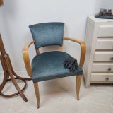 "Gustave" est un élégant fauteuil bridge des années 50, au style subtilement art déco, remis à l’honneur dans une version profondément contemporaine. Son piètement fuselé et ses accoudoirs galbés en hêtre massif révèlent un dessin épuré, sublimé par une finition cirée qui laisse apparaître la beauté naturelle du bois. Son assise et son dossier ont été intégralement regarnis pour offrir un confort ferme et durable, puis habillés d’un velours gris-vert aux reflets changeants, à la fois sobre, chaleureux et résolument chic. Derrière son allure sage se cache un confort insoupçonné.  A la fois enveloppant et structuré, il assure un excellent maintien sans jamais sacrifier son élégance. L’ensemble  de la rénovation a été réalisé à la main avec une exigence de détail : coutures invisibles, finitions soignées, lignes parfaitement tendues. C'est un véritable travail de fond qui a été exécuté. Dégarnissage complet, démontage et traitement antifongique, ponçage minutieux, garnissage sur mesure. Gustave est une pièce unique, rénovée dans les règles de l’art. On l’imagine aussi bien dans un intérieur vintage que dans un décor contemporain, en fauteuil d’appoint, autour d’un bureau ou dans une entrée de caractère. Offrez à votre intérieur une pièce de caractère, qui conjugue savoir-faire artisanal, confort et intemporalité. "Gustave" n’attend que vous.