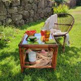 Avec sa forme simple et son tressage naturel, la table basse "Muriel" respire la douceur de vivre et l’élégance des intérieurs vintage. Son design intemporel caractéristique des années 70 et sa structure ajourée en font un mobilier à la fois pratique et décoratif. Dotée d’un plateau en verre, posé sur un cordage de chanvre, elle offre une belle surface stable pour accueillir vos objets du quotidien, vos apéritifs d'été ou vos lectures du matin. Une étagère inférieure en rotin tressé ajoute une touche graphique tout en étant utile pour y glisser le journal du jour ou votre magazine préféré. Idéale dans un salon, une véranda ou un espace extérieur abrité, cette pièce légère se déplace facilement et s’intègre dans de nombreux styles d’intérieurs, du bohème au bord de mer.