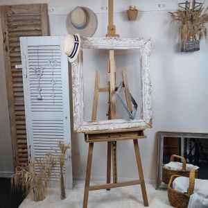 Le chevalet "Pablo" en chêne massif est entièrement rénovée avec soin. Son verni incolore mat met en valeur la beauté naturelle du bois tout en assurant une finition douce et durable. Réglable en hauteur, il s’adapte à vos besoins pour exposer une toile, une œuvre ou un panneau d'accueil. Pliant, il se range facilement et prend peu de place, idéal pour les espaces réduits ou les expositions nomades. Ses pièces d’assemblage en laiton ajoutent une touche élégante et raffinée à l’ensemble, soulignant la qualité de sa fabrication. Parfait en atelier comme en vitrine, "Pablo" conjugue élégance intemporelle, praticité et robustesse. Vous avez aussi la possibilité de louer "Pablo" pour votre mariage par exemple et de l'associé au miroir doré "Pauline" pour créer un tableau de bienvenue. Coup de cœur assuré.