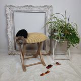 Compact, élégant et plein de caractère, "Benjamin" est un tabouret aussi pratique que charmant. Sa structure en bois massif, soigneusement poncée puis protégée d’un verni naturel, retrouve toute sa douceur et sa lumière. L’assise, totalement refaite et habillée d’un tissu graphique jaune moutarde, insuffle une touche contemporaine et joyeuse à ce petit meuble d’appoint. Réglable sur deux positions en hauteurs, "Benjamin" s’adapte aux besoins de ses propriétaires : tabouret, repose-pieds ou simple accent décoratif, il trouve sa place partout dans la maison. Bientôt il sera accompagné de 2 chaises assorties avec ce joli tissu.