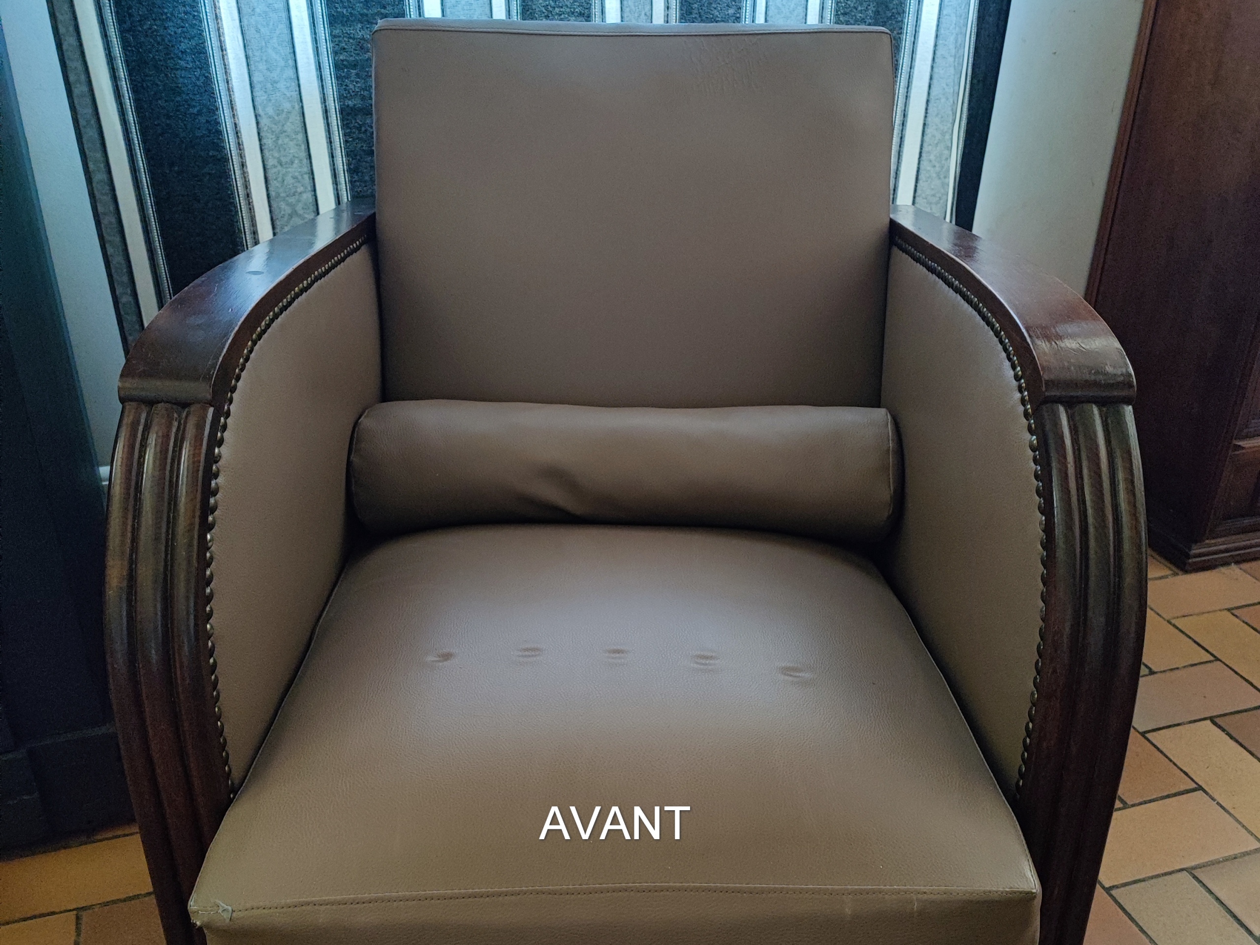 Entre lignes géométriques et chaleur du bois, André(e) incarne toute l’élégance du style Art déco. Entièrement rénové, ce fauteuil des années 1920 retrouve son éclat d’origine tout en adoptant une touche contemporaine. La structure en hêtre massif a été soigneusement poncée, traitée et éclaircie avant d’être protégée par un verni à la teinte chêne doré satiné, pour s'accorder au mieux aux fauteuils existants des clients. L’assise et le dossier ont été refaits selon les techniques traditionnelles et recouverts d’un velours miel profond, doux et lumineux, qui met en valeur la finesse des accoudoirs galbés et les détails d’époque. Chaque finition est le fruit d’un travail patient et exigeant : les coutures, invisibles, sont réalisées à la main, dans le respect du fauteuil et de son époque. Son dossier basculant offre un confort supplémentaire, parfait pour un moment de lecture ou de détente.