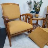 Indissociables et pleins de caractère, les fauteuils Coloniaux "Castor & Pollux" forment un duo qui allie confort et élégance naturelle. Rénovés pour le même client qu’André(e), ces fauteuils ont bénéficié d’une transformation partielle et délicate : un simple changement de tissu, quelques soins apportés au bois, et les voilà prêts à reprendre leur place dans un intérieur lumineux et accueillant. Leur nouveau velours côtelé moutarde, à la fois doux et texturé, vient réveiller la chaleur du bois et souligner leurs lignes arrondies typiques du style Colonial. Une rénovation simple, mais pleine de justesse, qui met en valeur tout le charme d’origine de ce duo intemporel et s'associe parfaitement à André(e).