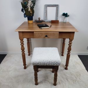 Ce bureau "Richard" séduit par la simplicité élégante de ses lignes et la chaleur naturelle du Merisier massif. Entièrement poncé, traité puis protégé par un verni naturel légèrement satiné, il retrouve tout son éclat tout en conservant l’authenticité du bois. Ses pieds tournés et son tiroir central discret lui confèrent un charme intemporel, idéal aussi bien dans un intérieur classique que dans un espace plus contemporain. Compact mais fonctionnel, il s’intègre parfaitement dans un bureau, une chambre ou une entrée, offrant une belle surface de travail au quotidien. "Richard" est une pièce unique, restaurée avec soin, où chaque détail témoigne du savoir-faire artisanal et du respect du bois d’origine.