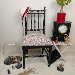 "Joséphine" est une jolie petite chaise de style Napoléon III, aux montants tournés et à la structure noire patinée qui lui confèrent une allure élégante et intemporelle. Son assise est habillée d’un tissu délicatement orné de calligraphies aux mots tendres, dans des nuances de rose et d’orangé. Une association pleine de douceur qui apporte une touche originale et poétique à cette pièce ancienne. " Joséphine" trouvera facilement sa place dans une chambre, devant un bureau ou une coiffeuse, mais pourra également apporter une note romantique et singulière dans une entrée ou un salon. Une chaise pleine de charme, pour celles et ceux qui aiment mêler mobilier ancien et détails contemporains.
