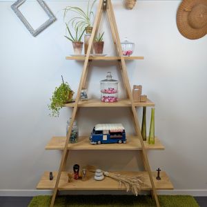 Etagère-échelle en chêne massif, "Victoire" est une création de Mille & Une Vie, imaginée, dessinée et entièrement réalisée dans mon atelier. Avec ses lignes épurées, sa structure originale et la beauté naturelle de son bois à la finition verni incolore mate, elle apporte une touche élégante et chaleureuse à votre intérieur. "Victoire" a été pensée pour associer simplicité et fonctionnalité. Ses différentes étagères permettent de jouer avec les volumes et de créer une mise en scène personnalisée. Dans un salon, une chambre, une entrée ou un bureau, "Victoire" trouvera facilement sa place et s'adaptera à différents styles de décoration. Cette création est fabriquée à la demande dans mon atelier. Il ne s'agit donc pas d'un modèle disponible immédiatement : un délai de fabrication est à prévoir avant sa livraison. Pour une personnalisation supplémentaire, il est également possible de remplacer les étagères en bois par des étagères en verre.